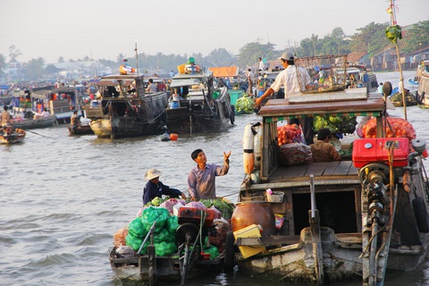 Ngắm chợ nổi Cái Răng thời 'trên bến dưới thuyền'- Ảnh 8. Tiểu thương chợ nổi Cái Răng thời điểm đầu năm 2016