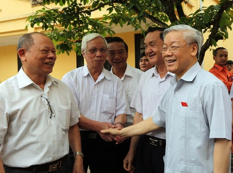 Tổng bí thư Nguyễn Phú Trọng trong dịp thăm hỏi các cử tri tại các quận Ba Đình, Hoàn Kiếm, Hà Nội - Ảnh: V.DŨNG Tổng bí thư Nguyễn Phú Trọng trong dịp thăm hỏi các cử tri tại các quận Ba Đình, Hoàn Kiếm, Hà Nội - Ảnh: VIỆT DŨNG