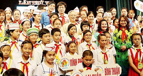 Cùng các em thiếu nhi tại Đại hội Cháu ngoan Bác Hồ lần thứ 7 năm 2010 Cùng các em thiếu nhi tại Đại hội Cháu ngoan Bác Hồ lần thứ 7 năm 2010