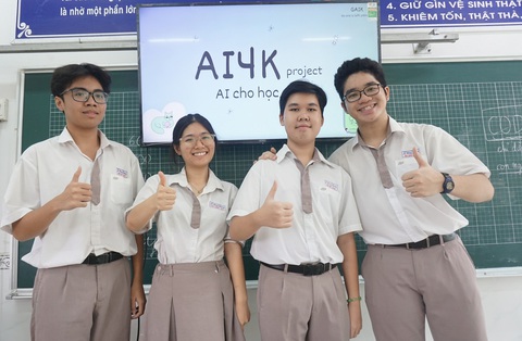Bất ngờ học sinh Trường chuyên Lê Hồng Phong dạy AI cho học sinh tiểu học- Ảnh 1. 4 thành viên thực hiện dự án AI4K trong buổi dạy tại Trường tiểu học Nguyễn Việt Hồng, Nhà Bè, TP.HCM - Ảnh: MỸ DUNG