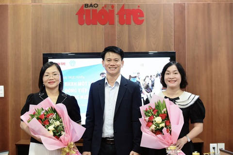 Rút bảo hiểm xã hội một lần hay đóng tiếp chờ lương hưu có lợi hơn?- Ảnh 2. Bà Phan Thị Mai và bà Nguyễn Thị Hồng Thảo tại tòa soạn báo Tuổi Trẻ sáng 19-7 - Ảnh: DUYÊN PHAN