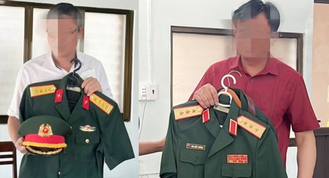 Hai người đàn ông mặc quân phục và quân hàm thượng tướng, đại tá giả mạo đến đảo Lý Sơn- Ảnh 1. Ông T. (phải) mang quân hàm thượng tướng và ông Th. (trái) với quân phục, quân hàm cấp đại tá, bước đầu xác định là giả - Ảnh: Bộ đội biên phòng