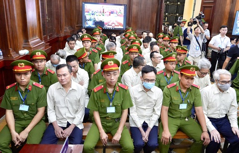 Các bị cáo tại phiên tòa xét xử vụ đại án đăng kiểm - Ảnh: HỮU HẠNH Các bị cáo tại phiên tòa xét xử vụ đại án đăng kiểm - Ảnh: HỮU HẠNH