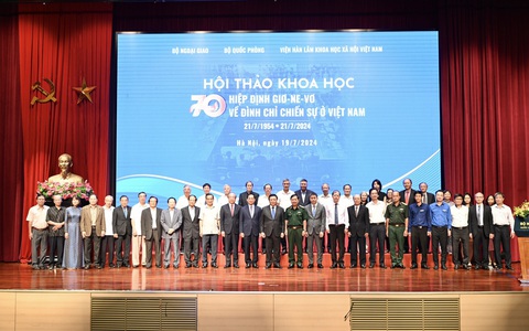 Những bài học từ Hiệp định Geneve 1954 vẫn còn nguyên giá trị- Ảnh 3. Các đại biểu chụp ảnh kỷ niệm tại hội thảo - Ảnh: P.H.