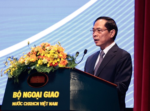 Những bài học từ Hiệp định Geneve 1954 vẫn còn nguyên giá trị- Ảnh 2. Bộ trưởng Bộ Ngoại giao Bùi Thanh Sơn phát biểu tại hội thảo - Ảnh: P.H.
