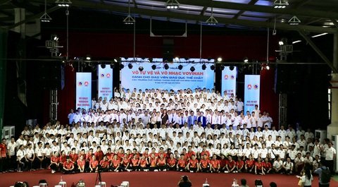 Vovinam TP.HCM đẩy mạnh võ tự vệ và võ nhạc vào học đường- Ảnh 2. Hơn 600 giáo viên thể chất ở các trường phổ thông TP.HCM chụp hình lưu niệm trước khi bước vào lớp học - Ảnh: GIANG LÊ