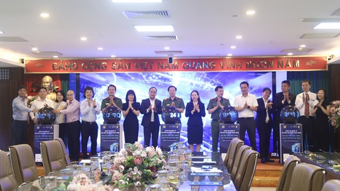 Bộ Công an phát động cuộc thi Dữ liệu với cuộc sống- Ảnh 2. Các đại biểu bấm nút phát động cuộc thi - Ảnh: DANH TRỌNG