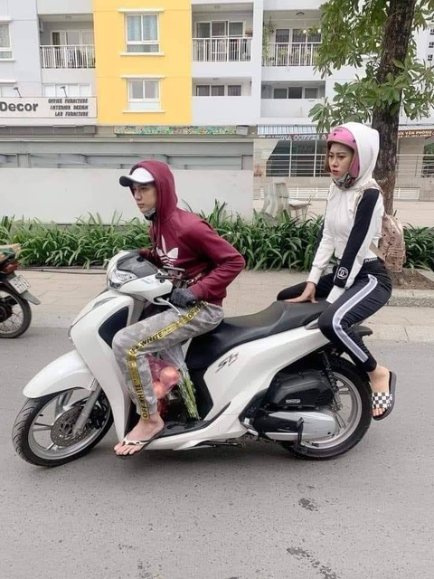 Ảnh vui 19-7: Chú chó tức giận khi bị sen cho đu trend lầy lội- Ảnh 3. Trung bình một cặp đôi đang giận nhau kiểu...