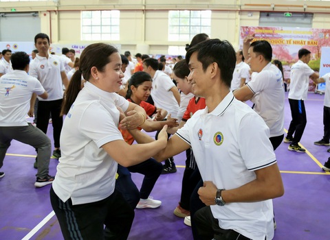 Vovinam TP.HCM đẩy mạnh võ tự vệ và võ nhạc vào học đường- Ảnh 1. Các giáo viên thực hành thế võ tự vệ Vovinam - Ảnh: GIANG LÊ