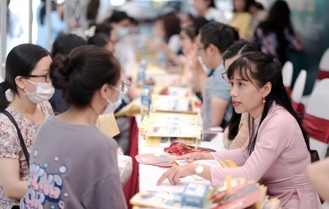 Thí sinh và phụ huynh tìm hiểu thông tin tại Ngày hội lựa chọn nguyện vọng xét tuyển đại học năm 2023 tại Hà Nội - Ảnh: MAI THƯƠNG Thí sinh và phụ huynh tìm hiểu thông tin tại Ngày hội lựa chọn nguyện vọng xét tuyển đại học năm 2023 tại Hà Nội - Ảnh: MAI THƯƠNG