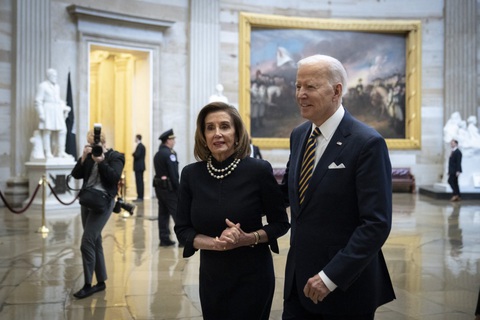 Tin tức thế giới 19-7: Báo Mỹ đưa tin Tổng thống Biden dần chấp nhận khả năng 'có thể thua'- Ảnh 1. Bà Pelosi trong cuộc gặp Tổng thống Biden tại Điện Capitol vào ngày 29-3-2022 - Ảnh: NEWSWEEK/GETTY IMAGES