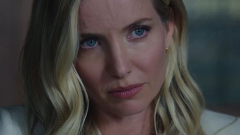 Sau hôn nhân là tiếng cười hay nước mắt?- Ảnh 3. Vẻ đẹp sắc sảo của Annabelle Wallis - Ảnh: Netflix