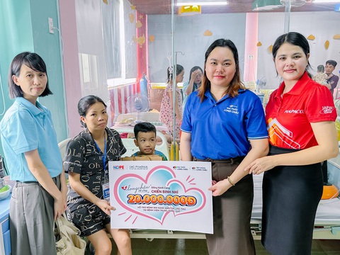 Long Châu cùng Quỹ Hy vọng tiếp sức cho 10 bệnh nhi tại Bệnh viện Trung ương Huế- Ảnh 1. Đại diện FPT Long Châu, Quỹ Hope và Dược Hậu Giang trao tài trợ cho các bệnh nhi tại Bệnh viện Trung ương Huế