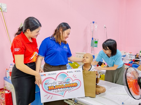 Long Châu cùng Quỹ Hy vọng tiếp sức cho 10 bệnh nhi tại Bệnh viện Trung ương Huế- Ảnh 2. Bệnh nhi đang điều trị tại Bệnh viện Trung ương Huế nhận được hỗ trợ từ dự án ‘Đồng hành cùng chiến binh nhí’