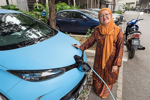 Malaysia miễn thuế và khuyến khích người dân sử dụng xe điện- Ảnh 1. Ô tô điện đang sạc tại Kuala Lumpur, Malaysia - Ảnh minh họa. Nguồn: comos.com.my