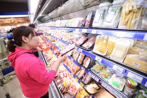 Siêu thị tăng hàng tận gốc, khách giảm nỗi lo chi tiêu- Ảnh 1. Co.opmart, Co.opXtra đang luân phiên giảm giá các mặt hàng tươi sống từ 10 - 30% từ đây đến 31-7 - Ảnh: QUANG ĐỊNH