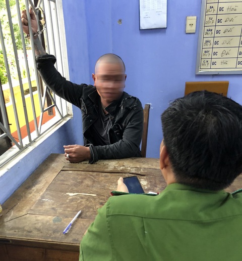 Trưởng công an phường chở dân truy đuổi tên trộm xe máy suốt 3 giờ từ Hội An ra Huế- Ảnh 2. Công an làm việc với đối tượng gây ra vụ trộm - Ảnh: ĐỖ PHƯỚC VŨ