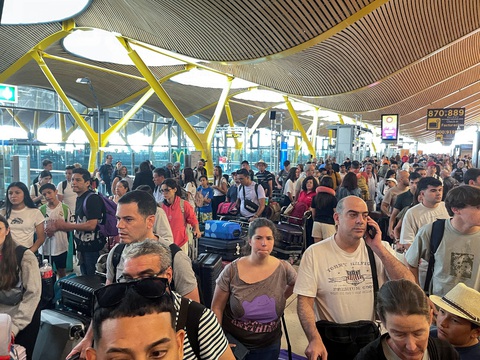 Tất cả sân bay ở Tây Ban Nha bị gián đoạn bởi sự cố sập mạng, ngày 19-7 - Ảnh: REUTERS Tất cả sân bay ở Tây Ban Nha bị gián đoạn bởi sự cố sập mạng, ngày 19-7 - Ảnh: REUTERS
