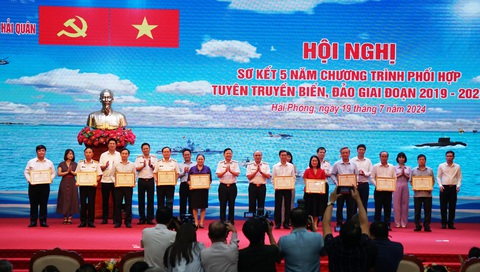 Quân chủng Hải quân đưa đón hàng ngàn lượt phóng viên viết về biển đảo- Ảnh 1. Lãnh đạo Quân chủng Hải quân trao bằng khen của bộ trưởng Bộ Quốc phòng cho các tập thể, cá nhân có đóng góp trong hoạt động tuyên truyền biển, đảo Tổ quốc - Ảnh: T.THẮNG