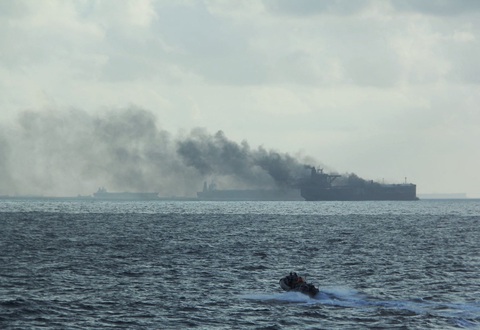Khói đen bốc lên dày đặc sau khi hai tàu chở dầu va chạm ngoài khơi gần Singapore, ngày 19-7 - Ảnh: REUTERS Khói đen bốc lên dày đặc sau khi hai tàu chở dầu va chạm ngoài khơi gần Singapore, ngày 19-7 - Ảnh: REUTERS