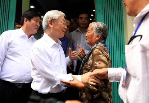 Tổng bí thư Nguyễn Phú Trọng - nhà lãnh đạo được nhân dân yêu mến- Ảnh 1. Tổng bí thư thăm hỏi sức khỏe các nhân chứng lịch sử tham gia chiến dịch Mậu Thân 1968 - Ảnh: HỮU KHOA