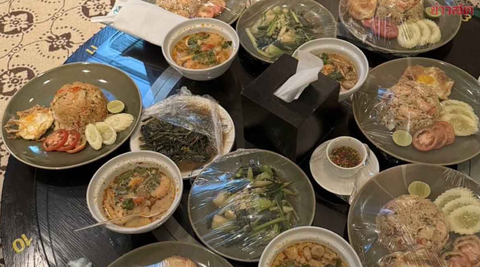 Vụ 6 người Việt chết ở Thái Lan: Tìm thấy xyanua trong thức ăn hiện trường và hành lý một khách nữ- Ảnh 1. Ảnh chụp một góc bàn ăn với những món ăn mà các nạn nhân đã đặt - Ảnh: KHAOSOD