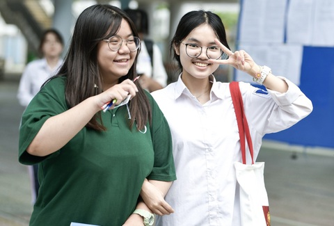 Điểm thi tăng chóng mặt, điểm chuẩn khối C nhiều khả năng tăng phi mã- Ảnh 1. Thí sinh hoàn thành môn địa lý trong kỳ thi tốt nghiệp năm 2024. Năm nay điểm thi môn địa lý tăng vọt so với năm 2023 - Ảnh: NAM TRẦN
