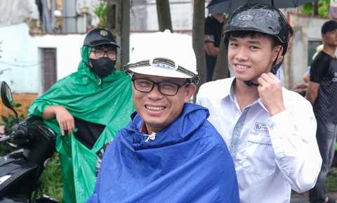 Phụ huynh đưa thí sinh dự thi tốt nghiệp THPT 2024 tại tỉnh Bắc Ninh - Ảnh: HÀ QUÂN Phụ huynh đưa thí sinh dự thi tốt nghiệp THPT 2024 tại tỉnh Bắc Ninh - Ảnh: HÀ QUÂN