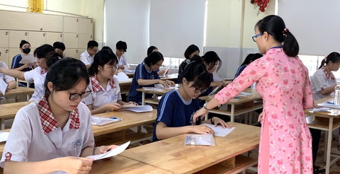Điểm sàn Đại học Kinh tế TP.HCM: 16 và 20 điểm- Ảnh 1. Thí sinh phải có điểm thi tốt nghiệp THPT đạt từ mức điểm sàn các trường công bố trở lên mới được nộp hồ sơ đăng ký xét tuyển bằng phương thức này. Trong ảnh: Thí sinh tham dự kỳ thi tốt nghiệp THPT 2024 - Ảnh: TRẦN HUỲNH