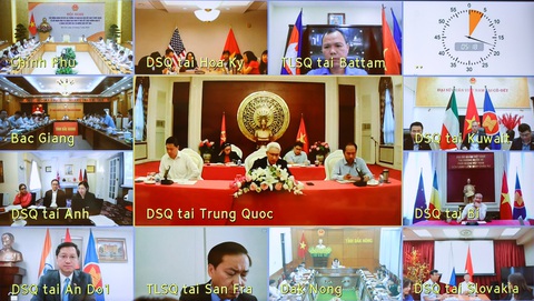 Ngoại giao kinh tế Việt Nam ngày càng chuyên nghiệp, bài bản- Ảnh 3. Các đại sứ, trưởng cơ quan đại diện Việt Nam ở nước ngoài và các tỉnh, thành tham dự hội nghị theo hình thức trực tuyến - Ảnh: VGP