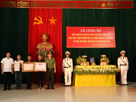 Trao Bằng Tổ quốc ghi công cho gia đình liệt sĩ Trần Trung Hiếu- Ảnh 1. Lãnh đạo Công an tỉnh Hà Tĩnh trao Bằng Tổ quốc ghi công cho thân nhân liệt sĩ Trần Trung Hiếu - Ảnh: CACC