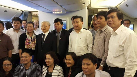 Tổng Bí thư Nguyễn Phú Trọng chụp ảnh với các phóng viên báo chí trên máy bay về nước sau chuyến thăm lịch sử tới Hoa Kỳ tháng 7-2015 - Ảnh: NVCC Tổng bí thư Nguyễn Phú Trọng chụp ảnh với các phóng viên báo chí trên máy bay về nước sau chuyến thăm Mỹ tháng 7-2015 - Ảnh: NVCC