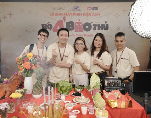 Trấn Thành chính thức mở hàng phim chiếu rạp Tết 2025- Ảnh 3. Trấn Thành và thành viên trong ê kíp làm phim Bộ tứ báo thủ