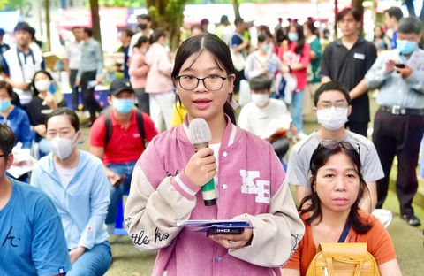 Thí sinh đặt câu hỏi cho ban tư vấn tại Ngày hội lựa chọn nguyện vọng xét tuyển đại học do báo Tuổi Trẻ tổ chức tại TP.HCM năm 2023 - Ảnh: T.T.D. Thí sinh đặt câu hỏi cho ban tư vấn tại Ngày hội lựa chọn nguyện vọng xét tuyển đại học do báo Tuổi Trẻ tổ chức tại TP.HCM năm 2023 - Ảnh: T.T.D.