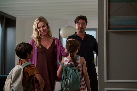 Sau hôn nhân là tiếng cười hay nước mắt?- Ảnh 2. Gia đình từng hạnh phúc trong Vanished Into The Night - Ảnh: Netflix
