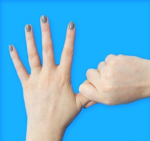 Xoa bóp ngón tay xua tan bệnh tật thể chất và tinh thần- Ảnh 2. Xoa bóp ngón tay cái có tác dụng chữa mất ngủ, đau dạ dày - Ảnh: HÀ LINH