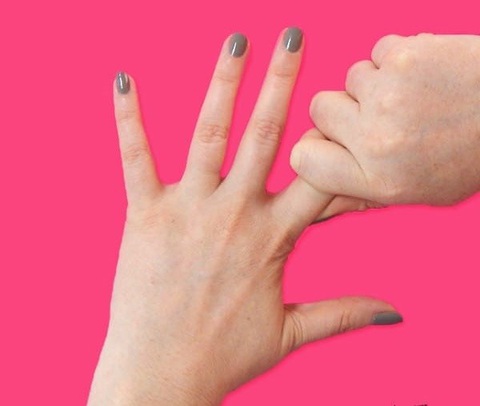 Xoa bóp ngón tay xua tan bệnh tật thể chất và tinh thần- Ảnh 3. Ngón trỏ tạo lực ý chí, tốt cho thận và bàng quang - Ảnh: HÀ LINH