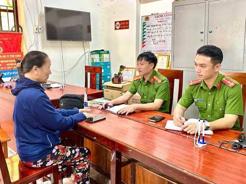 Cụ bà 71 tuổi nhanh trí thoát bị lừa đảo gần 1 tỉ đồng- Ảnh 1. Bà L. trình báo vụ bị lừa đảo chiếm đoạt tài sản tại cơ quan công an - Ảnh: CACC