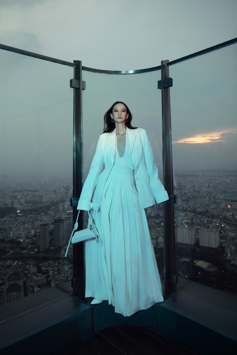 H’Hen Niê thần thái trên Vogue Mỹ- Ảnh 7. Nhà mốt Công Trí đặc biệt chiều chuộng phái nữ, hiểu rằng trong họ luôn có nhu cầu được giải phóng cơ thể khỏi từng lớp vải vóc ghì chặt da thịt. Bởi thế nên xuyên suốt bộ sưu tập Thu/Đông 2024 chẳng thiếu những thiết kế quá khổ với các chất liệu vô cùng êm ái như silk twill, cotton poplin hay cashmere.