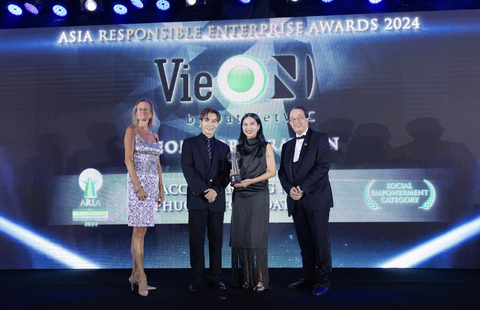 VieON ghi dấu ở hạng mục doanh nghiệp thúc đẩy xã hội- Ảnh 1. Bà Đinh Thị Nam Phương - giám đốc chiến lược nội dung VieON - nhà sáng lập và chủ tịch Quỹ Nam Phương - nhận giải thưởng trên sân khấu AREA 2024