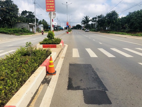 Đường Hồ Chí Minh mới bàn giao đã hỏng, chủ đầu tư nói gì?- Ảnh 3. Một vị trí hư hỏng được nhà thầu cào bóc mặt nhựa lên để vá lại - Ảnh: T.H.