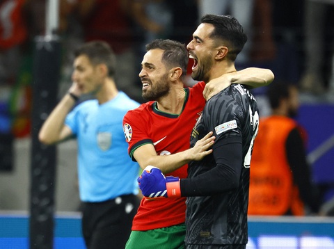 Đánh bại Slovenia trên chấm luân lưu, Bồ Đào Nha vào tứ kết Euro 2024- Ảnh 1. Thủ thành Diogo Costa trở thành người hùng trên chấm luân lưu của Bồ Đào Nha - Ảnh: REUTERS