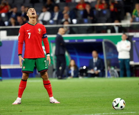 Ronaldo: Không cần phải chứng minh thêm nữa!- Ảnh 1. Ronaldo thể hiện quyết tâm ở mọi quả đá phạt - Ảnh: REUTERS
