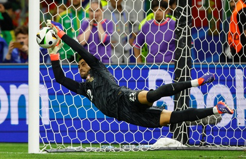 Thủ môn Diogo Costa lập 2 kỷ lục khó bị phá vỡ tại Euro 2024- Ảnh 1. Thủ môn Diogo Costa là người hùng giúp tuyển Bồ Đào Nha đánh bại Slovenia ở vòng 16 đội Euro 2024 - Ảnh: REUTERS