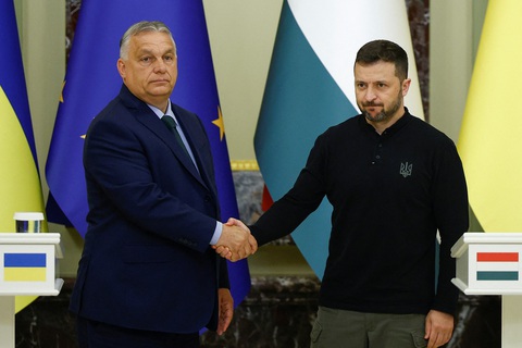 Ông Orban thúc giục Ukraine xem xét ngừng bắn trước khi đàm phán hòa bình- Ảnh 1. Tổng thống Ukraine Volodymyr Zelensky và Thủ tướng Hungary Viktor Orban tại Kiev, Ukraine ngày 2-7 - Ảnh: REUTERS
