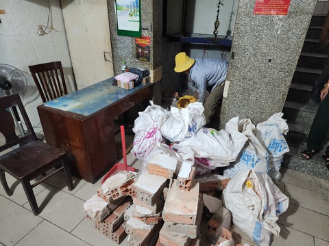 Nhà sai phép thành chung cư, nhà trọ phường An Khánh: Đang tháo dỡ phần vi phạm- Ảnh 8. Từng mảng gạch sau khi được cắt ra được đưa xuống đất, chuyển đi - Ảnh: MINH HÒA
