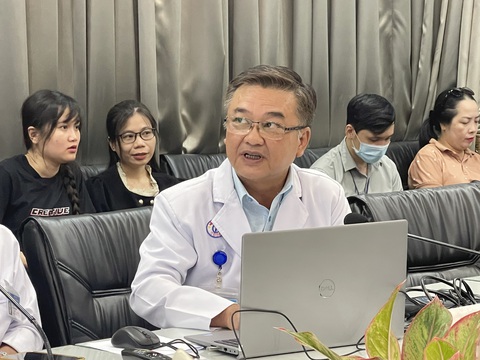 Bệnh viện Chợ Rẫy tiếp nhận nhiều ca mắc viêm não tự miễn NMDAR hiếm gặp- Ảnh 1. TS Lê Quốc Hùng, trưởng khoa bệnh nhiệt đới, Bệnh viện Chợ Rẫy, chia sẻ thông tin mắc viêm não tự miễn NMDAR - Ảnh: THU HIẾN
