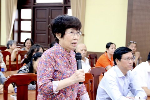 TP.HCM nhiều hẻm nhỏ hẹp, cử tri quận 1 mong sớm có trực thăng chữa cháy- Ảnh 2. Cử tri nêu ý kiến tại hội nghị - Ảnh: P.P.
