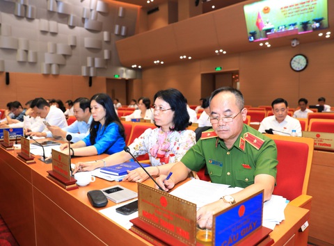 Công an xã, phường ở Hà Nội sẽ được trang bị mô tô và phương tiện chữa cháy- Ảnh 1. Đại biểu HĐND TP Hà Nội bấm nút thông qua đề án - Ảnh: HĐND TP