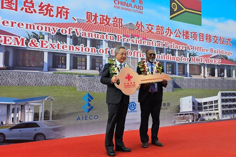 Ông Hồ Xuân Hoa, Phó Chủ tịch Ủy ban toàn quốc Hội nghị Hiệp thương chính trị nhân dân Trung Quốc, trao chìa khóa cho Thủ tướng Vanuatu Charlot Salwai trong lễ bàn giao dinh tổng thống ở Port Vila - Ảnh: AFP Ông Hồ Xuân Hoa, phó chủ tịch Ủy ban toàn quốc Hội nghị Hiệp thương chính trị nhân dân Trung Quốc, trao chìa khóa cho Thủ tướng Vanuatu Charlot Salwai trong lễ bàn giao dinh tổng thống ở Port Vila - Ảnh: AFP
